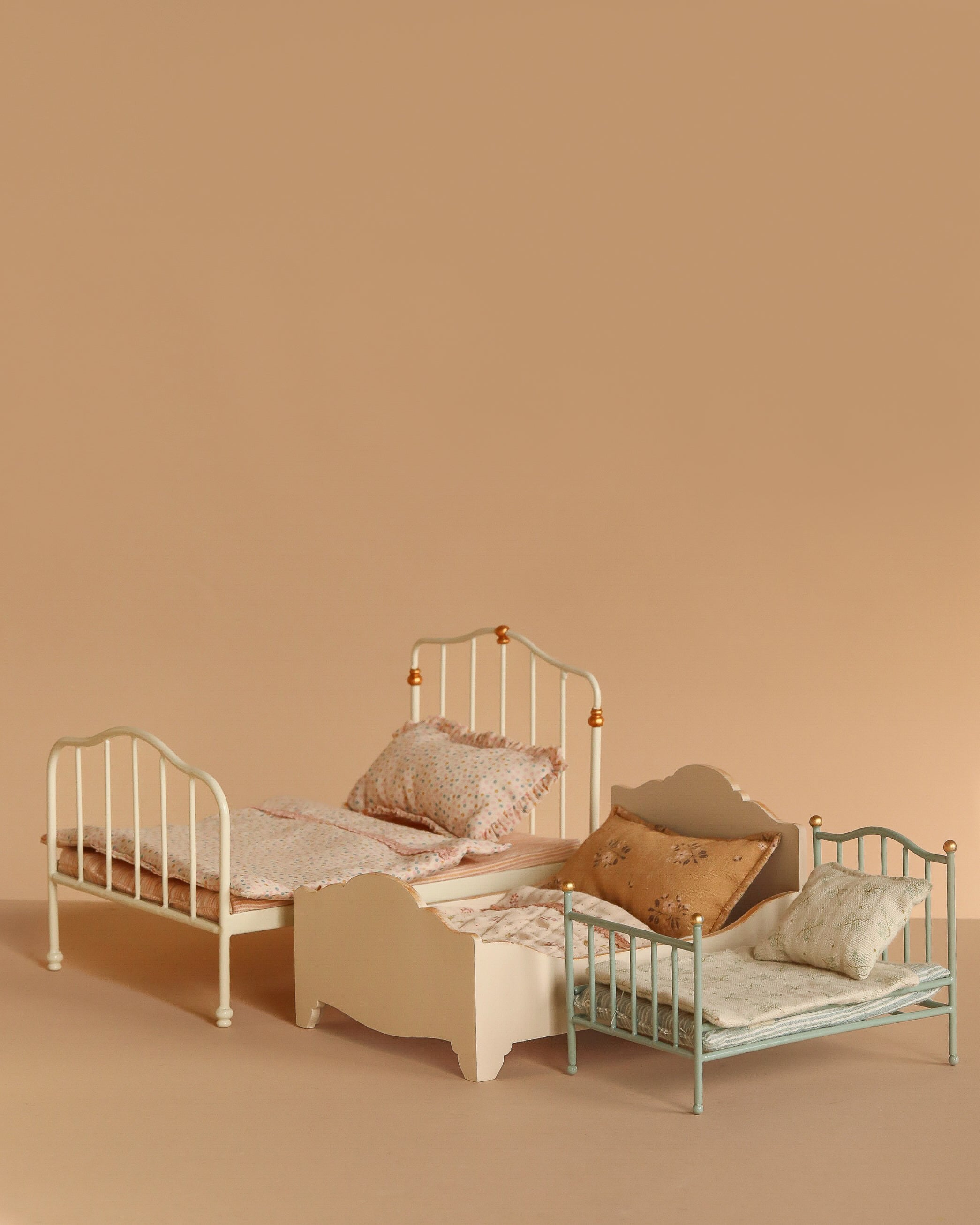Maileg Vintage Bed, Mouse Size - Off White