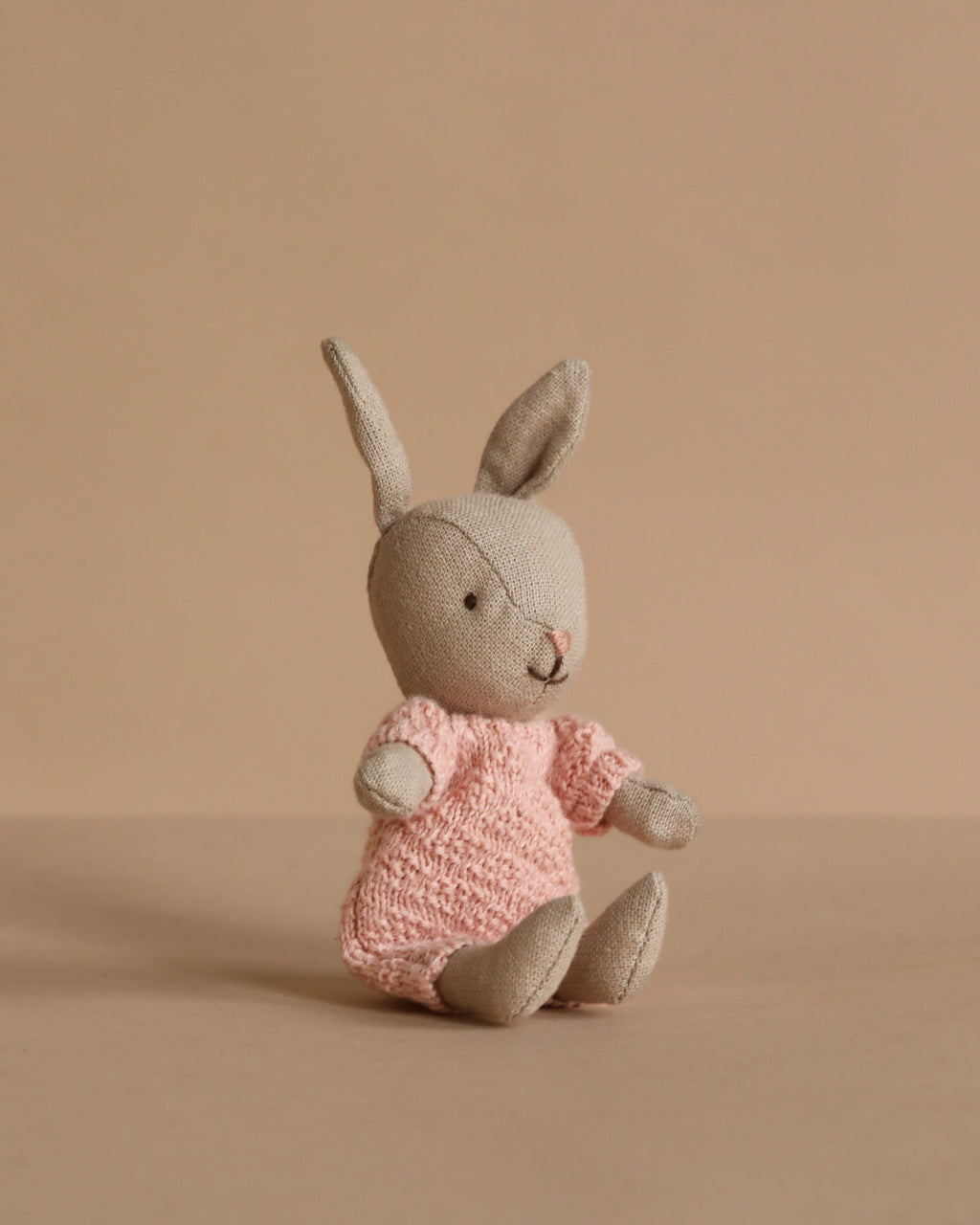 Maileg Rabbit Micro - Sand - Rose Knitted Suit
