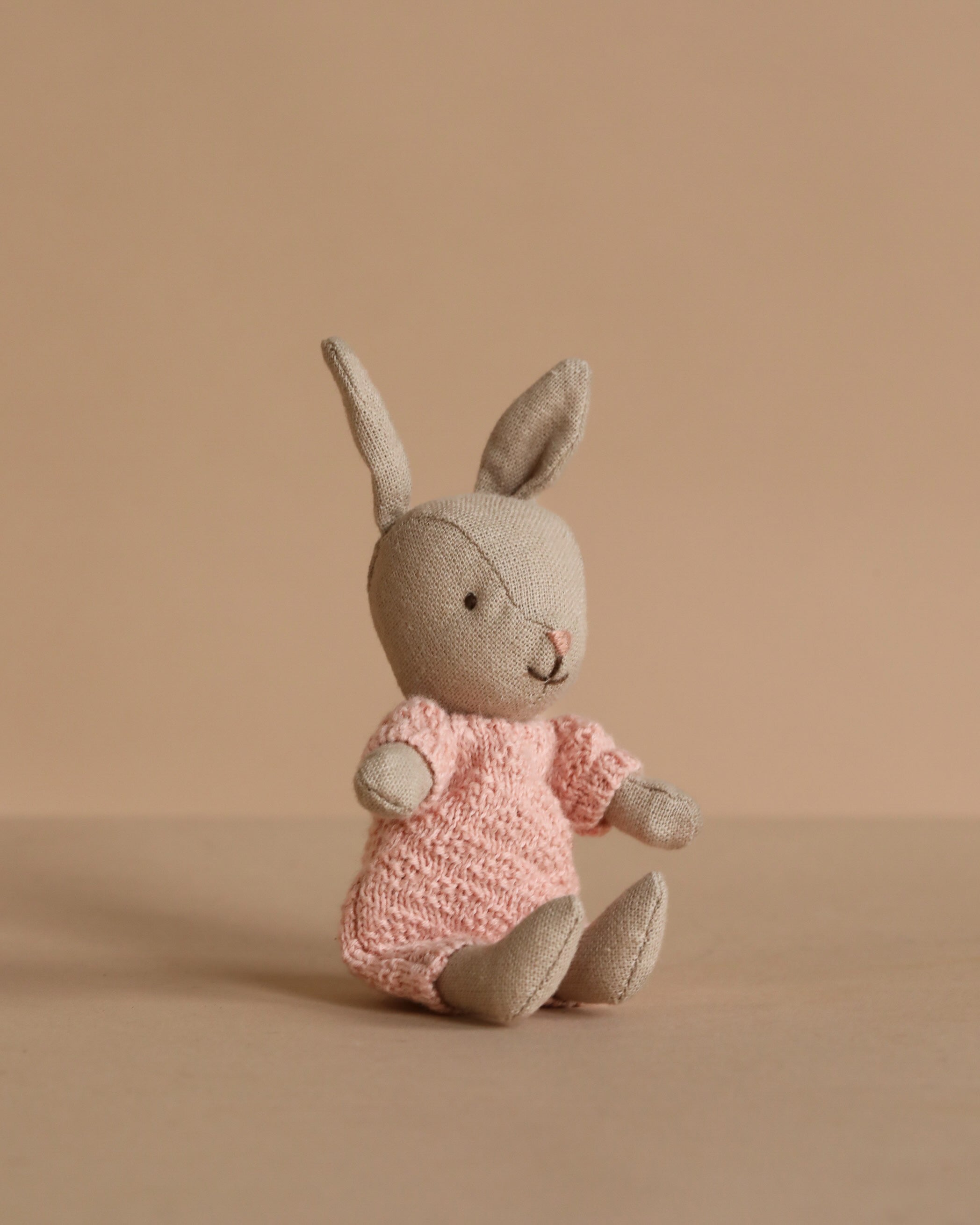 Maileg Rabbit Micro - Sand - Rose Knitted Suit