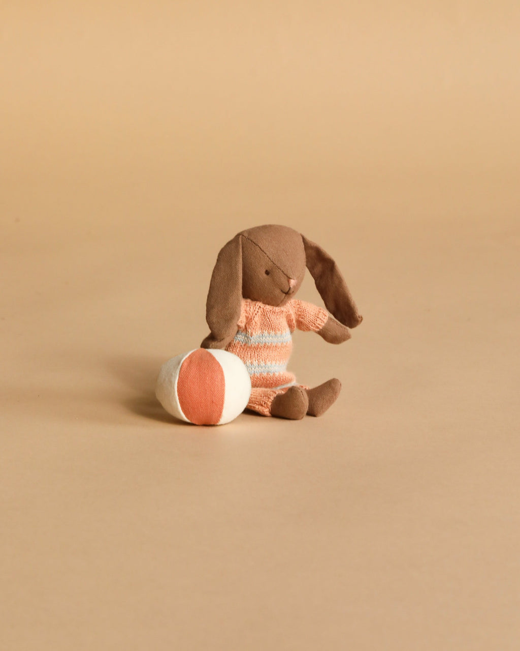 Maileg Micro Bunny With Ball - Brown - Dusty Rose (Magnetic Hands)