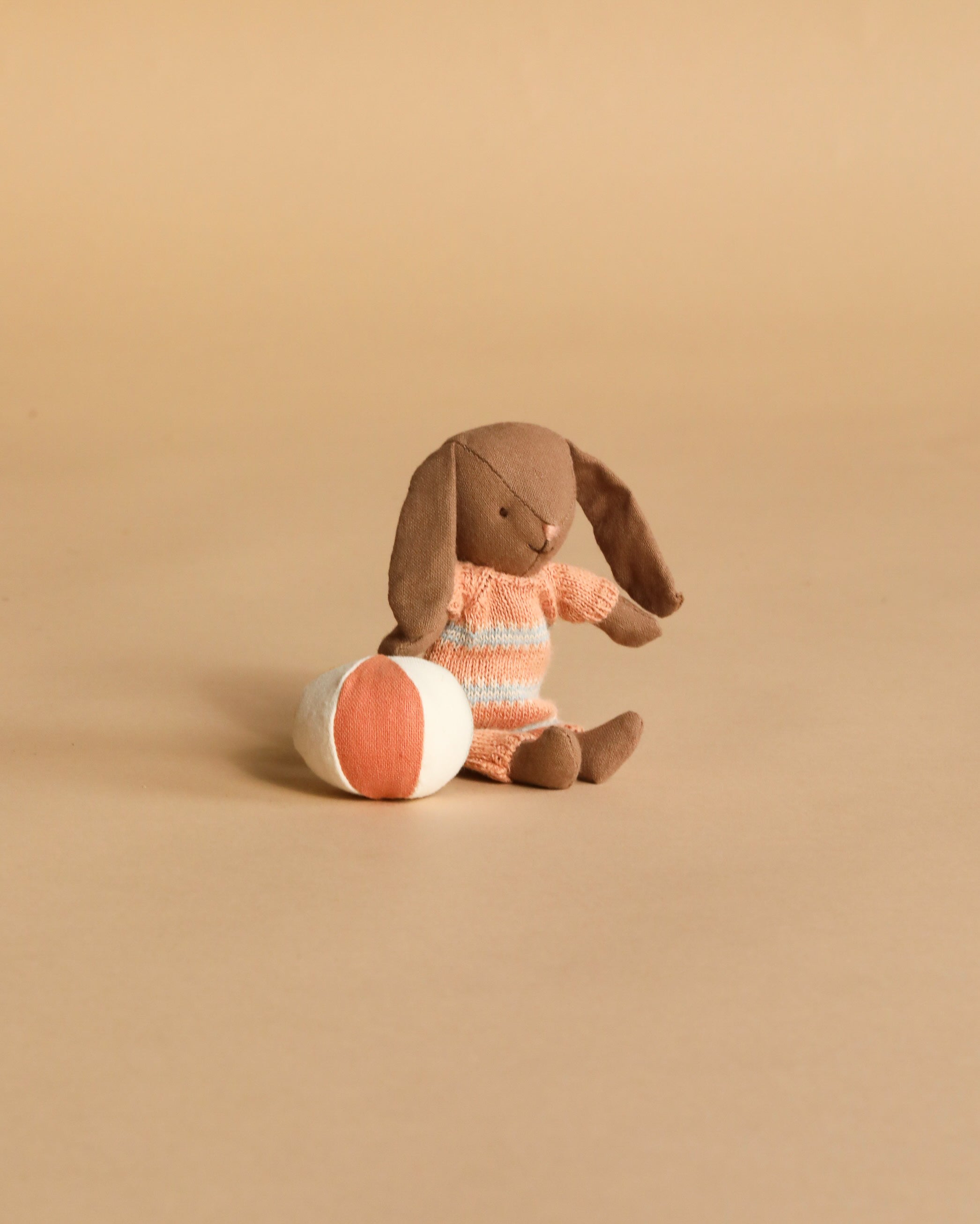 Maileg Micro Bunny With Ball - Brown - Dusty Rose (Magnetic Hands)