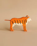 Holztiger Tiger, Standing