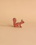 Holztiger Squirrel, Standing