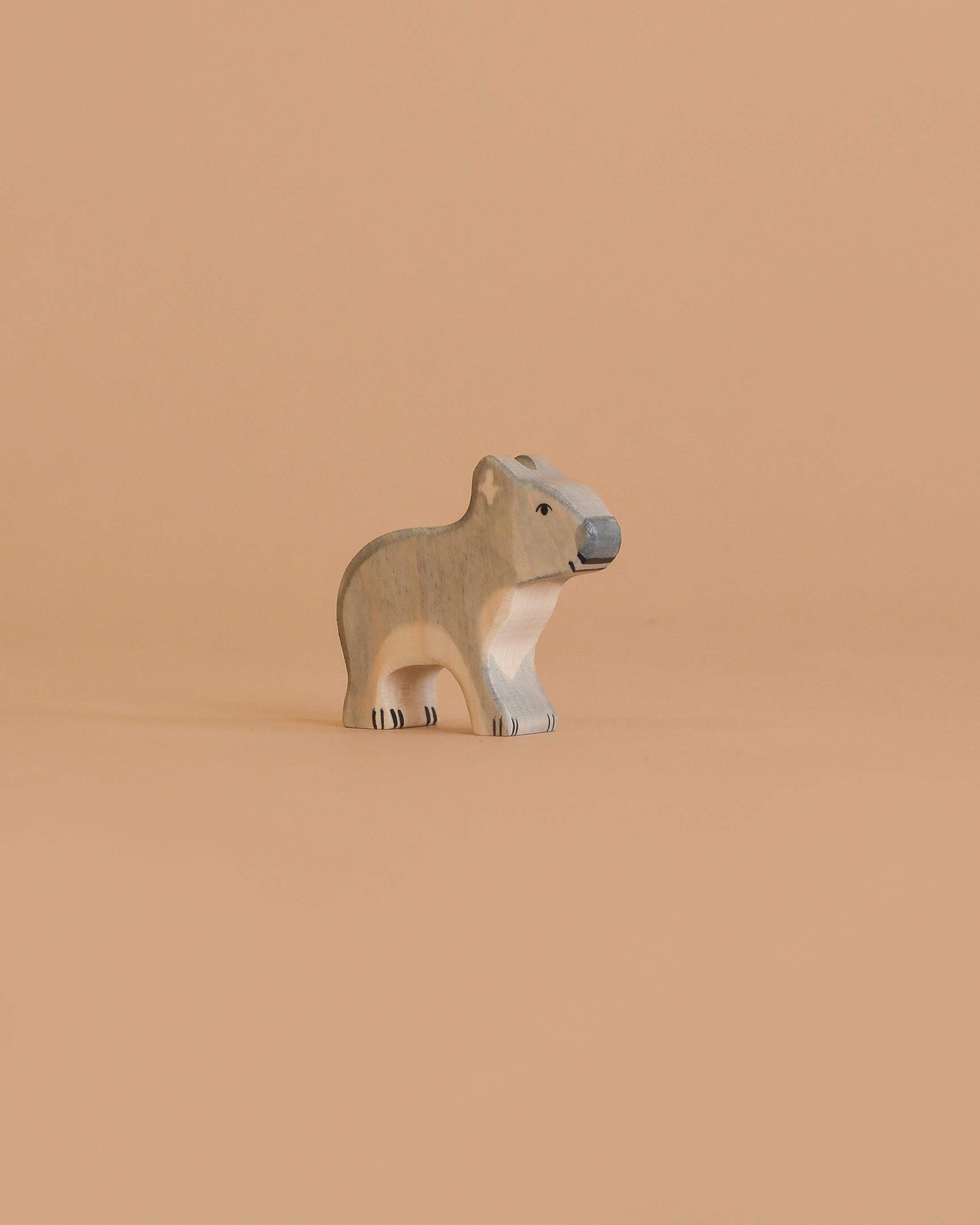 Holztiger Koala, Standing
