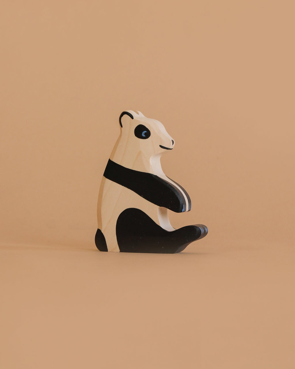 Holztiger Panda Bear, Sitting