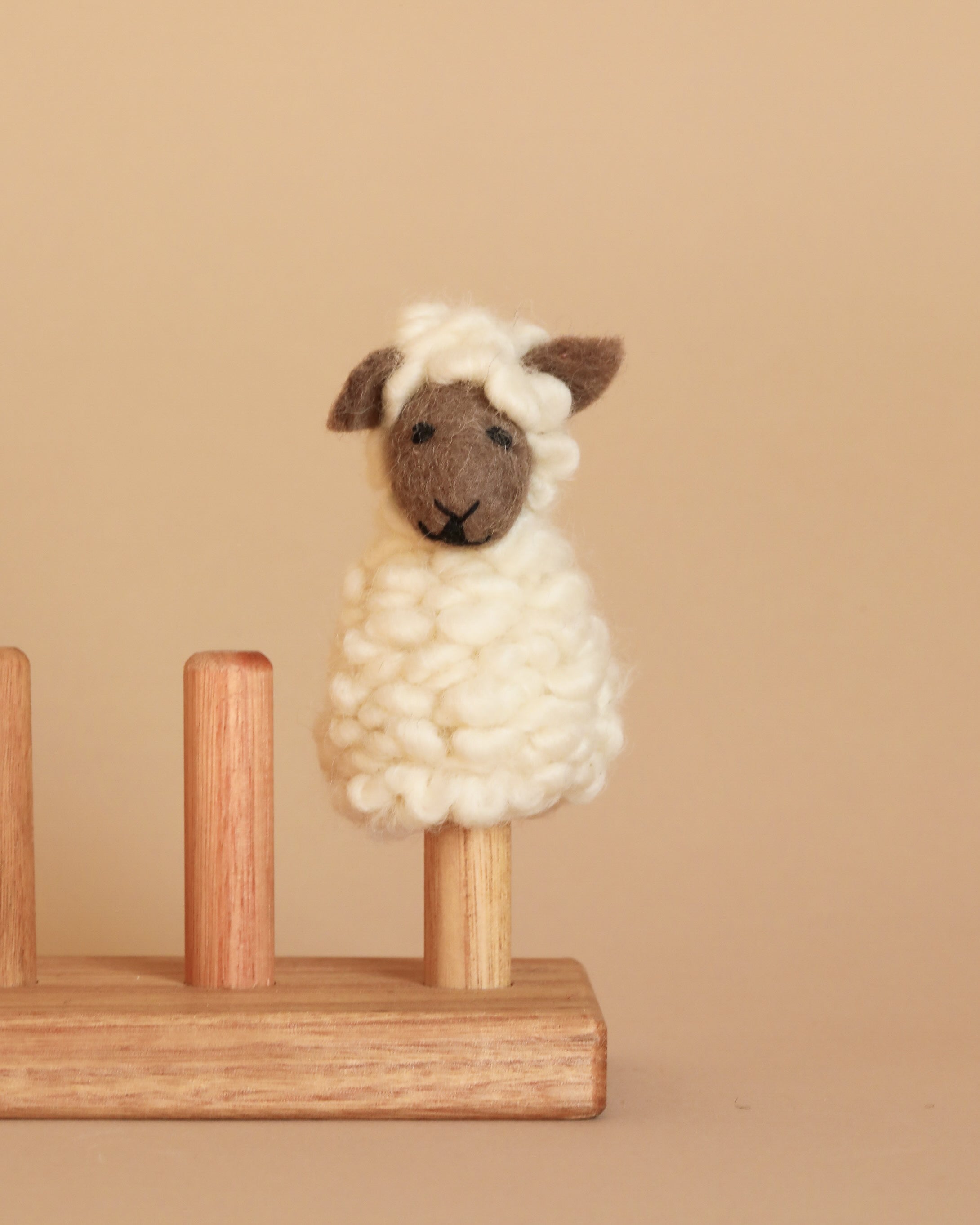 Felt Finger Puppet: Fluffy Sheep