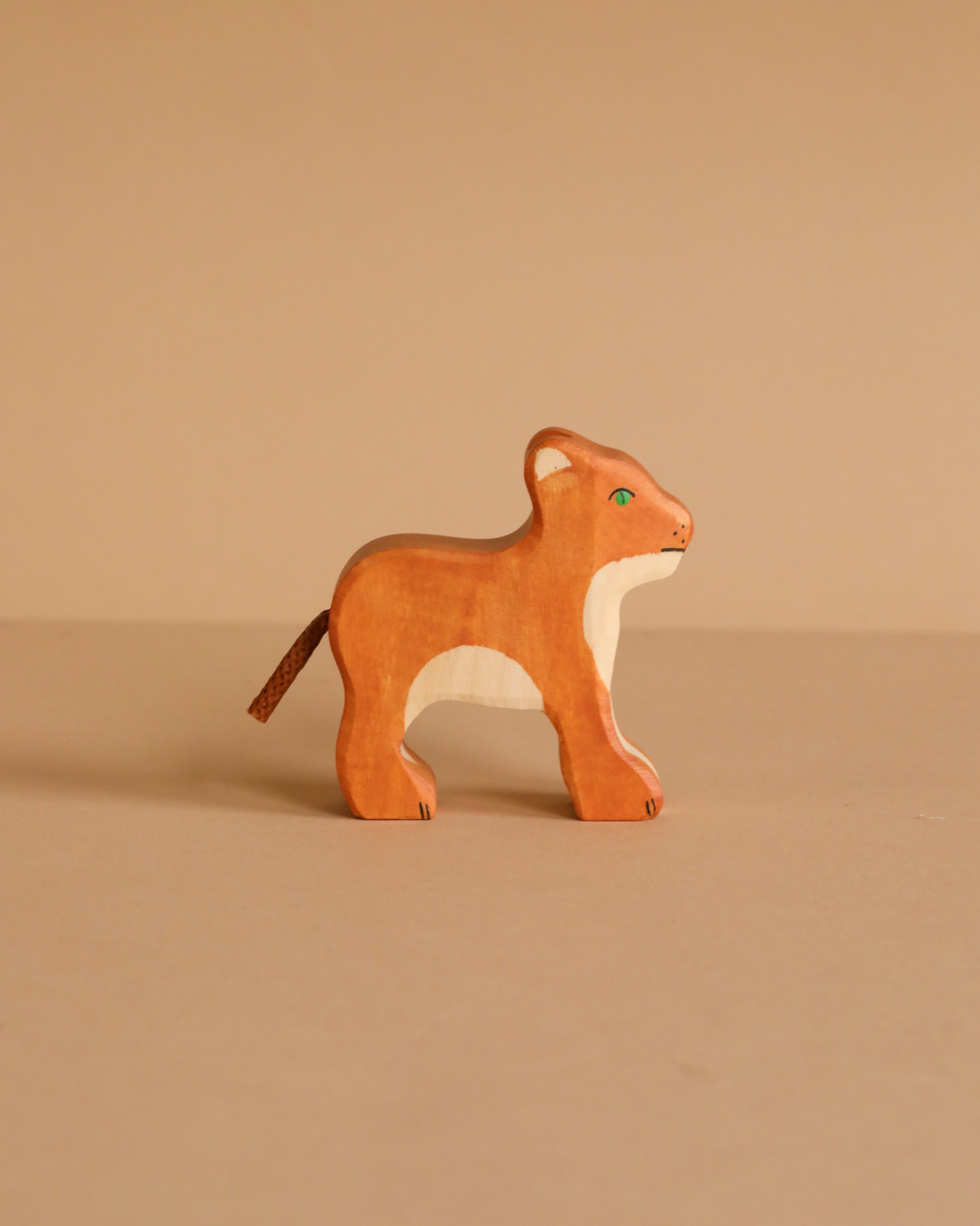 Holztiger Lion Cub