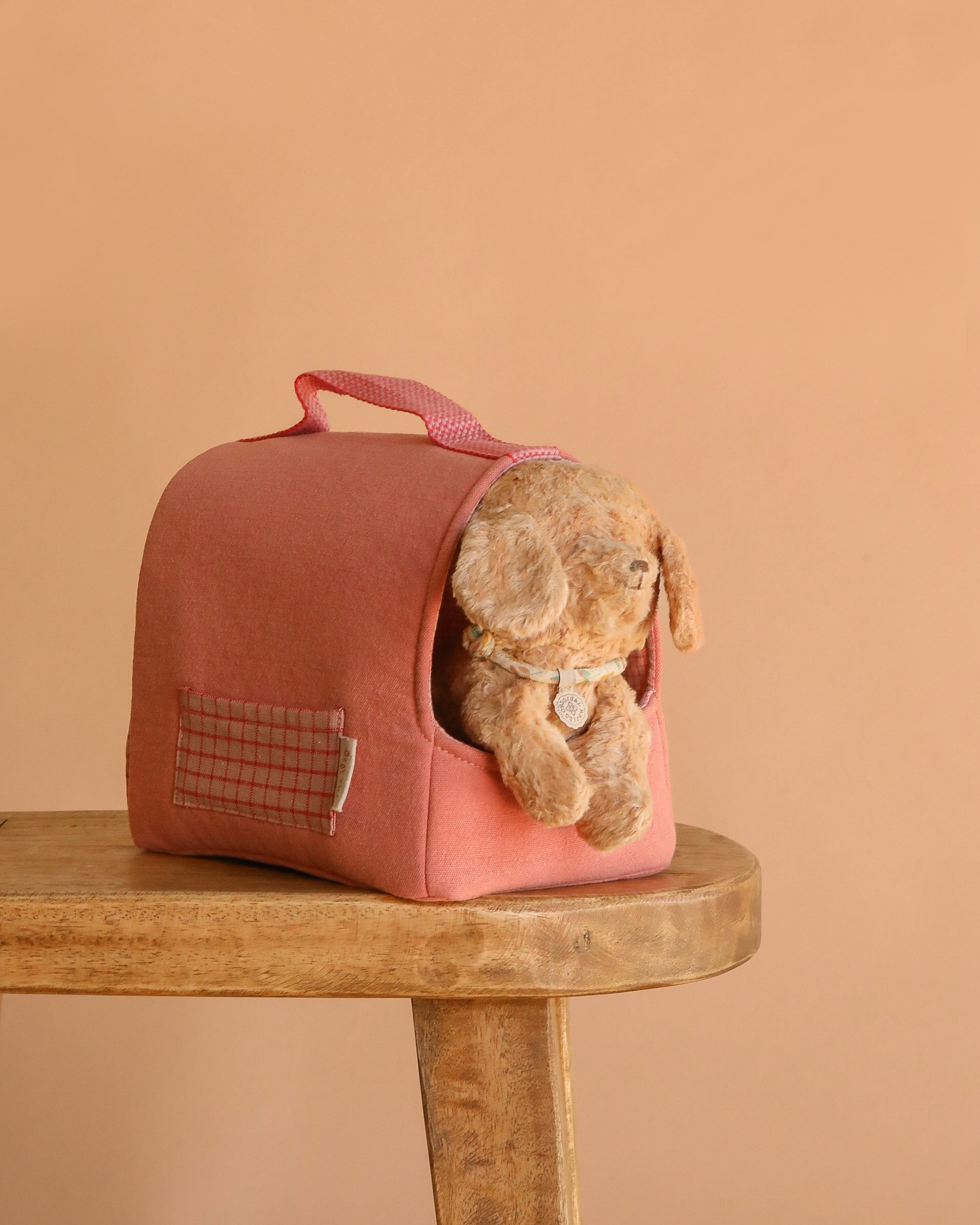 Maileg Puppy in Coral Pet Carrier - Dusty Powder