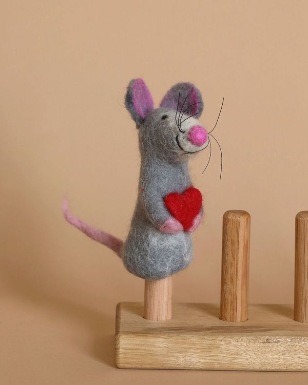Felt Finger Puppet: Mouse Holding A Heart